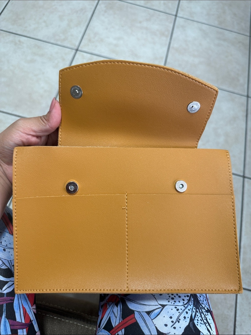 Straightforward - Women’s adjustable Crossbody Bag in Caramel - Picture 5 of 7